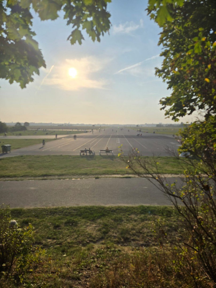 Bild 15 Tempelhofer Feld in unmittelbarer N�he Dachgeschosswohnung Berlin