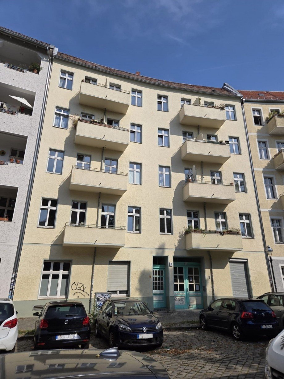 Bild 2 Stra�enansicht Herrfurthplatz Dachgeschosswohnung Berlin