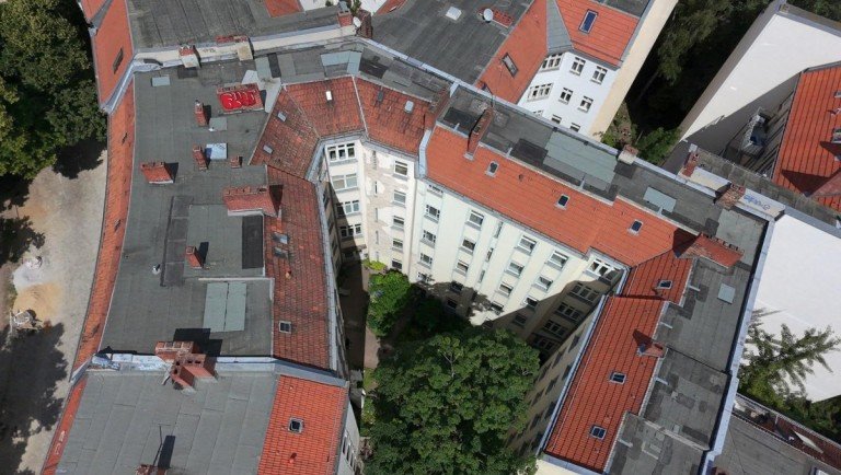 Bild 1 Dachgeschossrohling mit Entwicklungspotenzial am Tempelhofer Feld Berlin Dachgeschosswohnung 330 m� Dachgeschossprojekt am Tempelhofer Feld - 4 Wohneinheiten vorgesehen | Aufzugskonzept