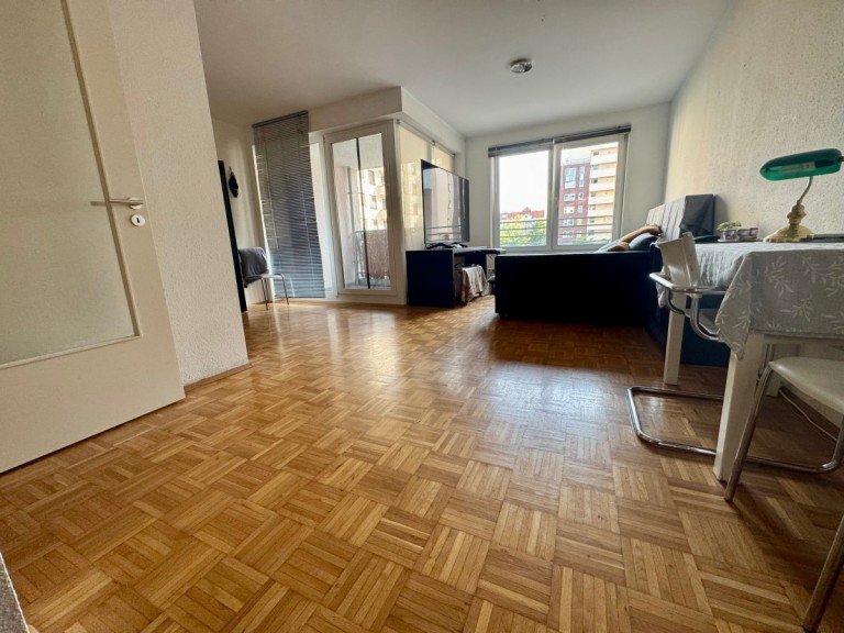 Wohnzimmer Berlin Etagenwohnung +++Moderne 1-Zimmer-Wohnung mit S�dwestbalkon an der Spree+++