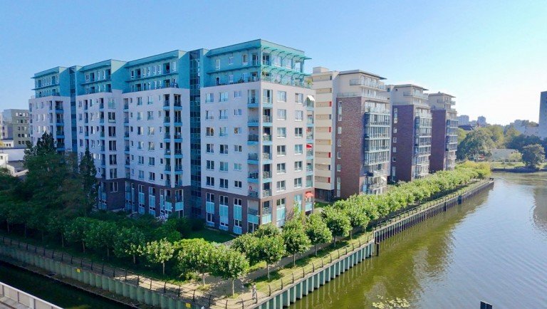Hausansicht Berlin Etagenwohnung +++Moderne 1-Zimmer-Wohnung mit S�dwestbalkon an der Spree+++