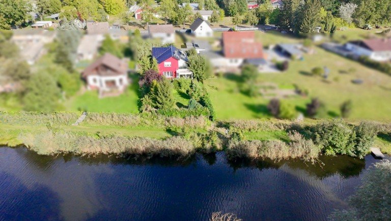 Hausansicht verpixelt 2 Liebenwalde Einfamilienhaus +++Wohnen am Wasser, EFH mit Wintergarten, Kamin und direktem Zugang zum Malzer Kanal+++